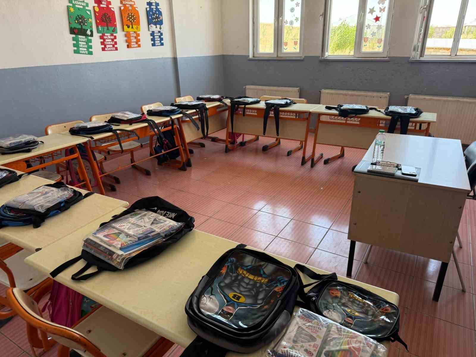 Patnos’ta yüzlerce öğrencinin yüzünü güldürdüler İhlas Haber Ajansı – İhlas Haber Ajansı