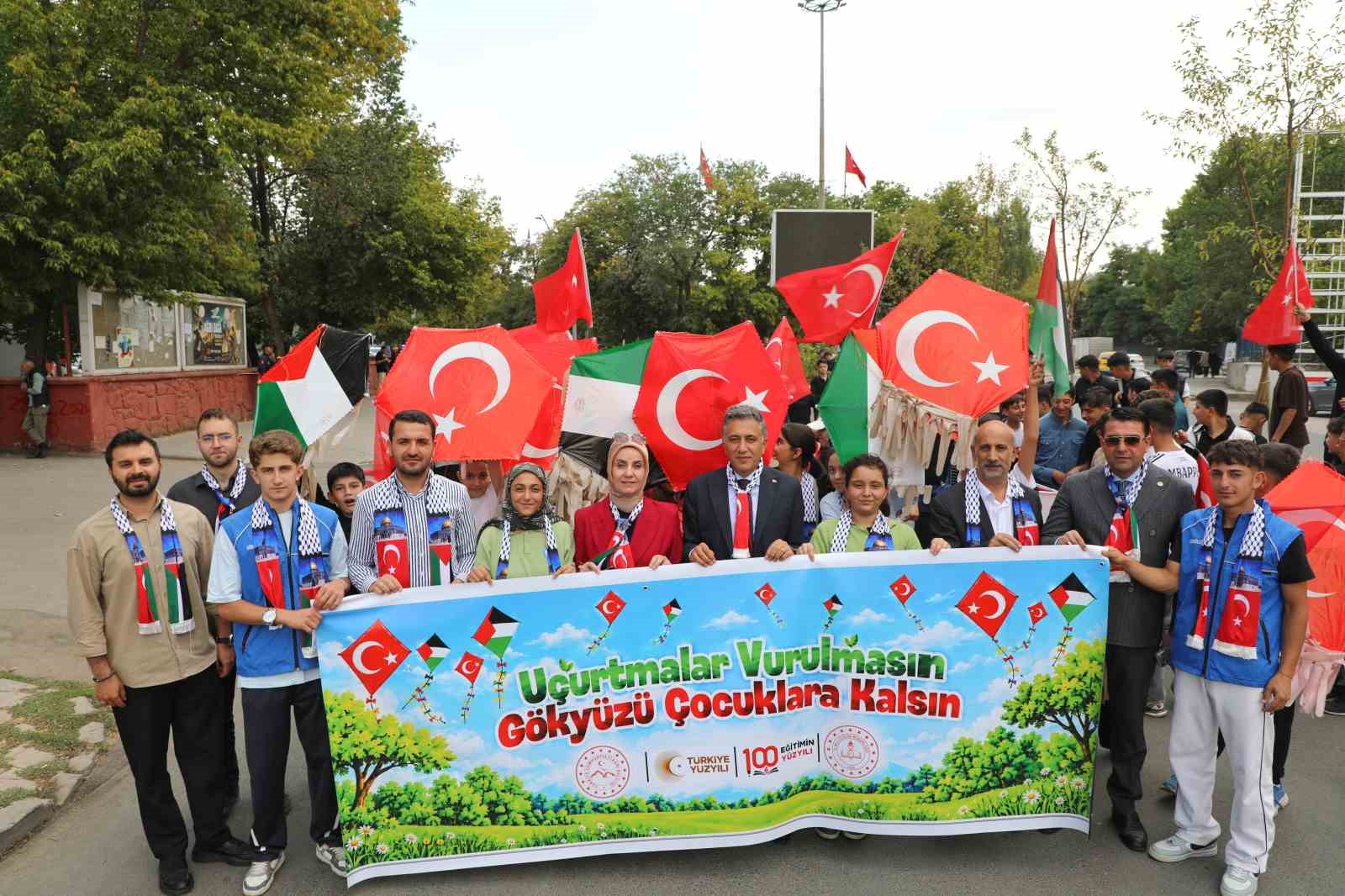 Ağrı’da bin öğrenci Gazze için yürüdü, uçurtmalarını gökyüzüne bıraktı İhlas Haber Ajansı – İhlas Haber Ajansı