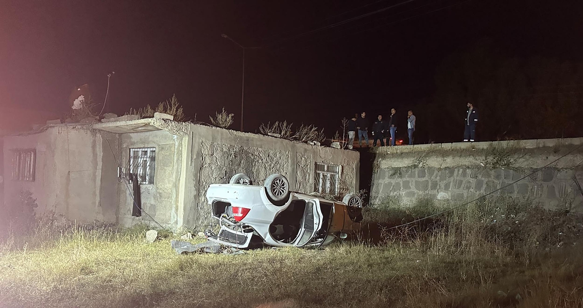 Ağrı’da binanın çatısından şarampole devrilen otomobilin sürücüsü yaralandı – Son Dakika