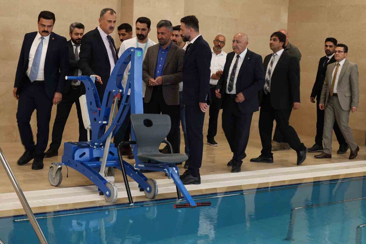 Ağrı’da sağlık yatırımlarını inceleyen Vali Bozkurt, göz kliniği açılışına katıldı – Son Dakika