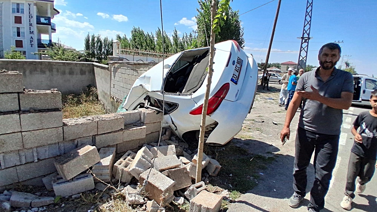Ağrı Patnos’ta kavşakta iki araç çarpıştı; 1’i çocuk 4 kişi yaralandı – Son Dakika
