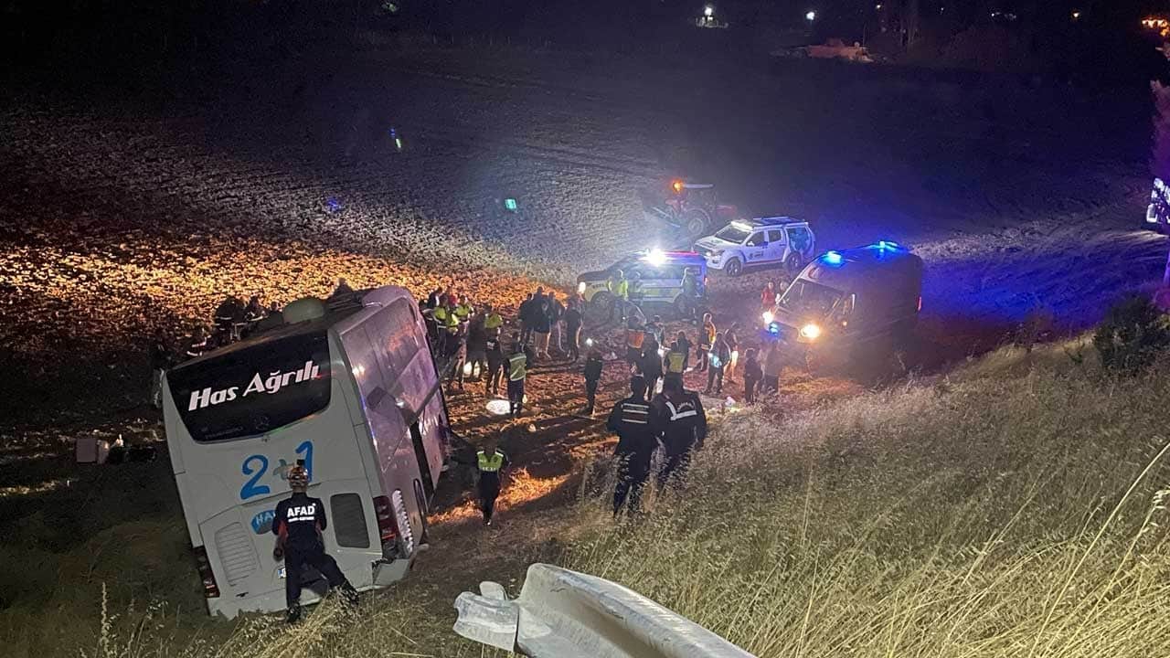 İstanbul’dan Ağrı’ya giden otobüs tarlaya girdi: 24 yaralı – yeniakit.com.tr