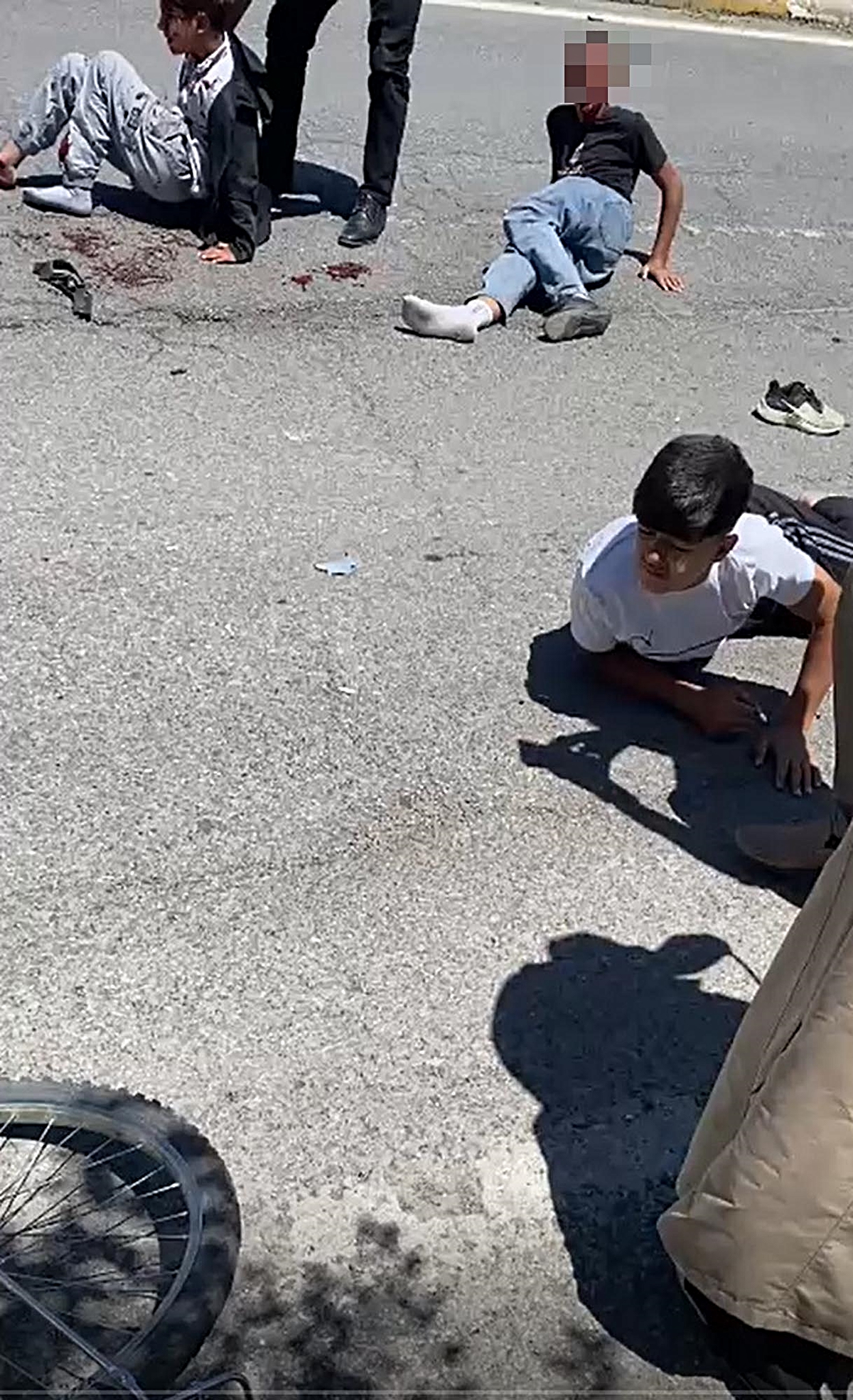 Patnos’ta Bisikletli Çocuklara Otomobil Çarptı – Son Dakika