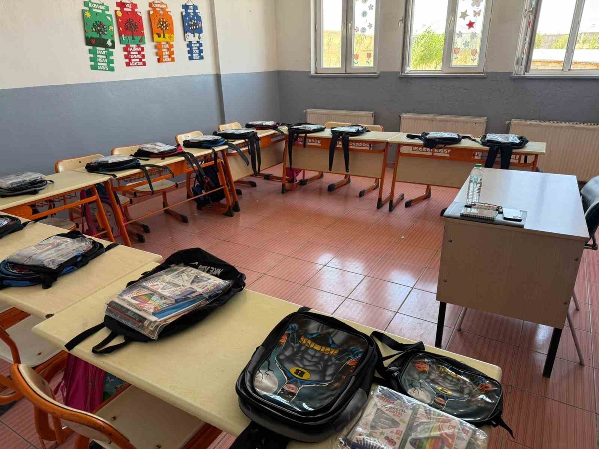 Patnos’ta polis memuru Şahin, yüzlerce öğrenciye çanta ve kırtasiye ulaştırdı – Son Dakika