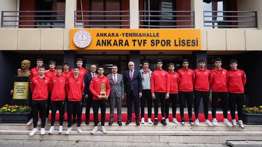 Milli Eğitim Bakanı Tekin, Ankara TVF Spor Lisesinde dünya şampiyonu öğrencilerle buluştu – Anadolu Ajansı