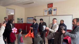 Patnos’ta öğrencilere mont ve bot desteği – Habertürk