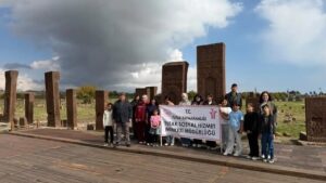 Tutaklı çocuklar Ahlat’ın tarihi mirasını keşfetti – Habertürk
