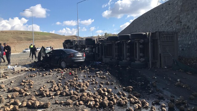 Pancar yüklü TIR ile otomobil çarpıştı: 4 ölü, 1 yaralı – Habertürk