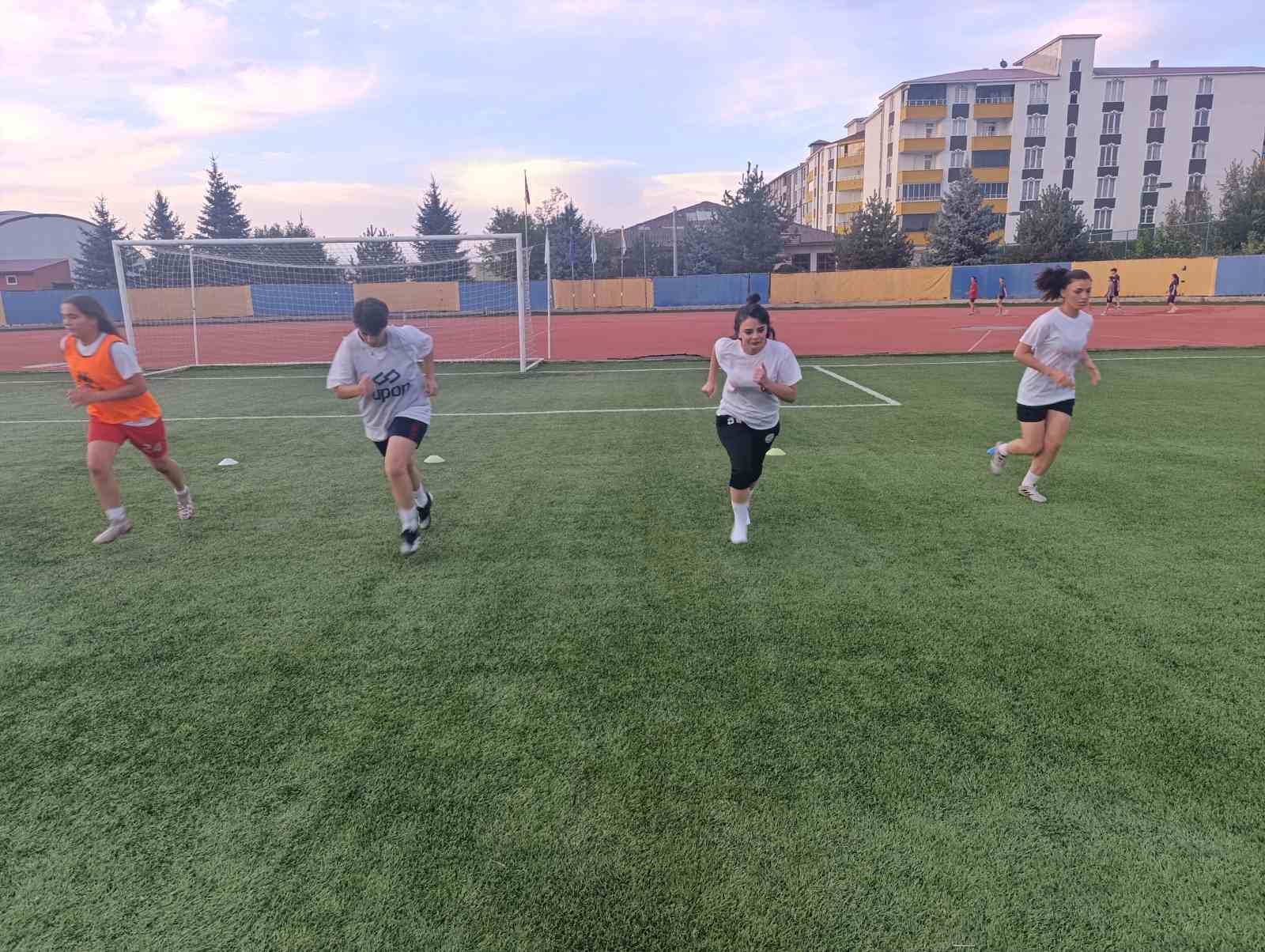 Ağrı Kadın Futbol Takımı, Vali Bozkurt’un desteğiyle 1. Lig hedefliyor İhlas Haber Ajansı – İhlas Haber Ajansı