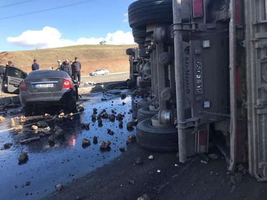 Ağrı’da feci kaza! Pancar yüklü TIR’ın altında kalan otomobilde 4 kişi hayatını kaybetti – Milliyet
