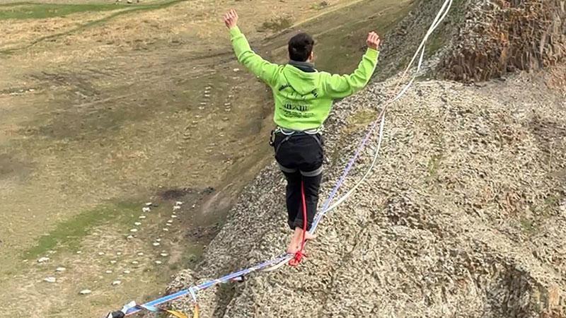 120 metre genişliğinde 60 metre derinliğindeki kanyonda halat üzerinde yürüyüş – DHA | Demirören Haber Ajansı