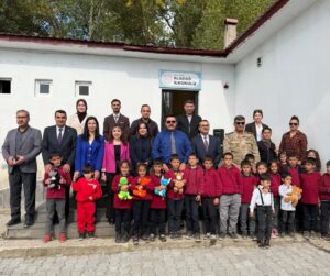 Ağrı Patnos’ta Başsavcı ve hakim, Aladağ İlkokulu öğrencilerine hediye verdi – Son Dakika