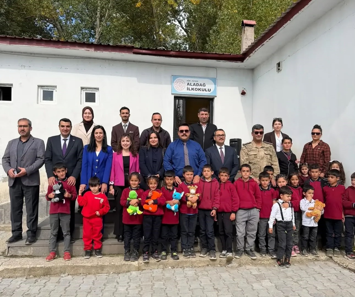 Ağrı Patnos’ta Başsavcı ve hakim, Aladağ İlkokulu öğrencilerine hediye verdi – Son Dakika