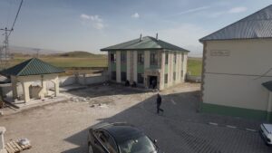 Ağrı Patnos Kazanbey’de muhtarın öncülüğünde cami bahçesine imeceyle yerleşke yapıldı – Son Dakika