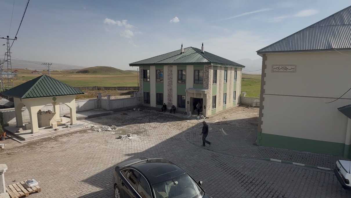 Ağrı Patnos Kazanbey’de muhtarın öncülüğünde cami bahçesine imeceyle yerleşke yapıldı – Son Dakika