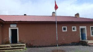 Ağrı Patnos’ta tiyatro oyunundan elde edilen gelirle Derecik Köyü İlkokulu onarıldı – Son Dakika