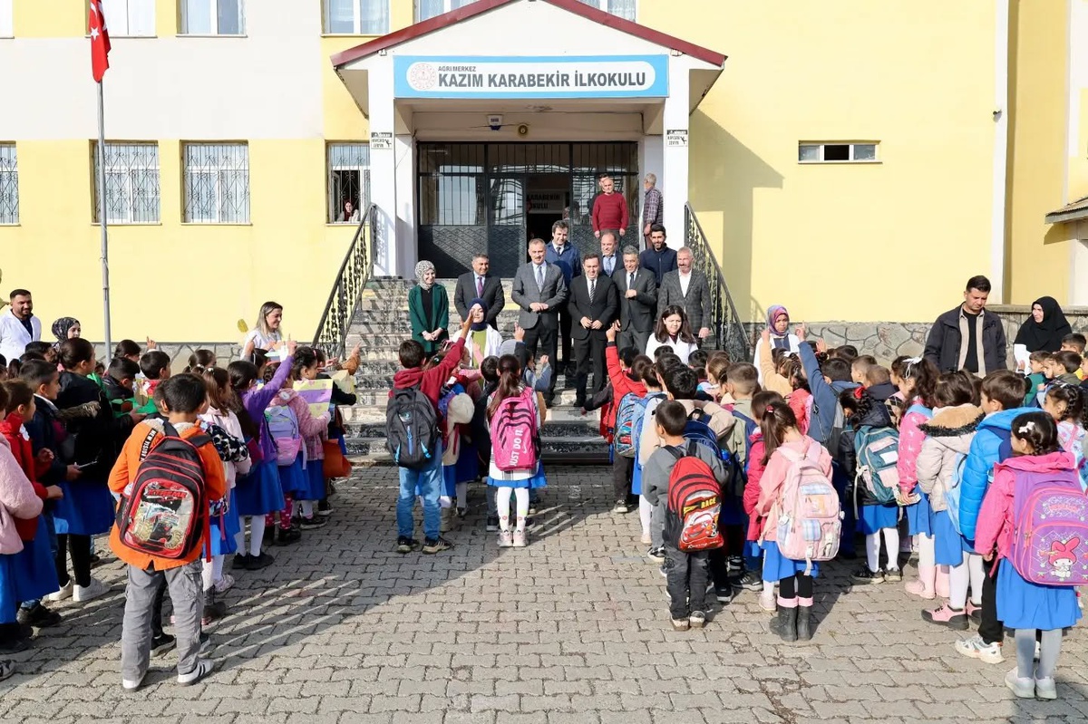 Ağrı Valisi Bozkurt, okullardaki spor sahası ve pansiyon çalışmalarını inceledi – Haberler