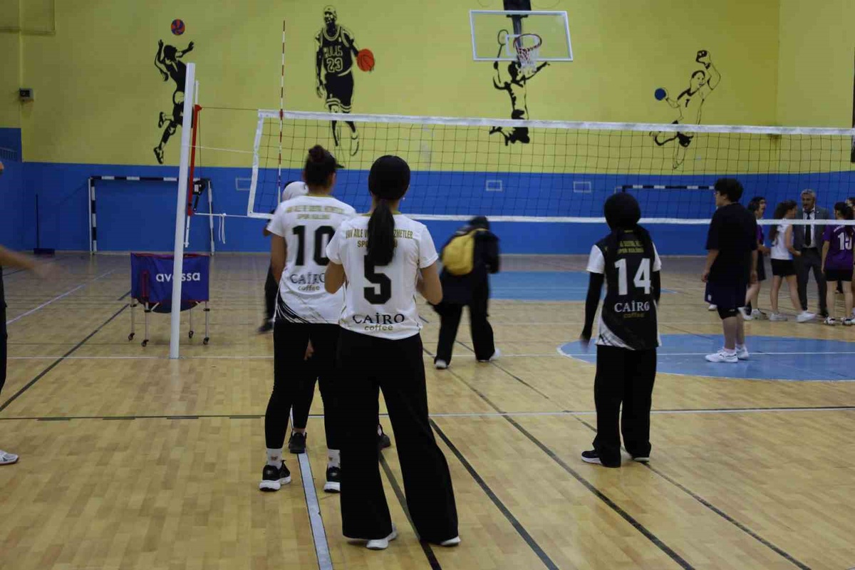 Ağrı ve Van Çocuk Hakları Komitesi kız voleybol takımları şampiyonada karşılaştı – Son Dakika