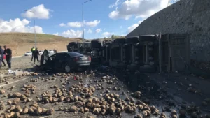 Ağrı’da can pazarı! Şeker pancarı yüklü tır otomobille çarpıştı: 4 ölü, 1 yaralı – A Haber
