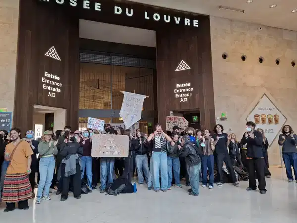 Paris’te Louvre Müzesi önünde protesto: Öğrenciler girişleri kapattı – Cumhuriyet