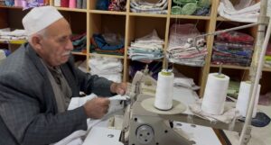 Patnos’ta 72 yaşındaki Ahmet Hacı, oğlunun dikiş işini 4 yıldır sürdürüyor – Son Dakika