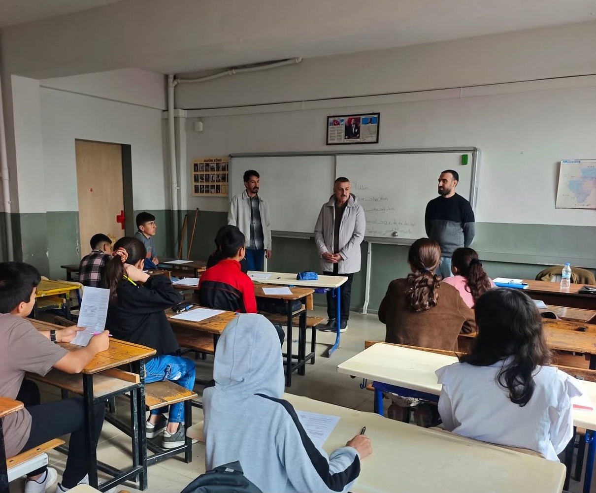 Patnos’ta DYK kurslarını inceleyen Milli Eğitim Müdürü Zorlu öğrencilerle sohbet etti – Son Dakika